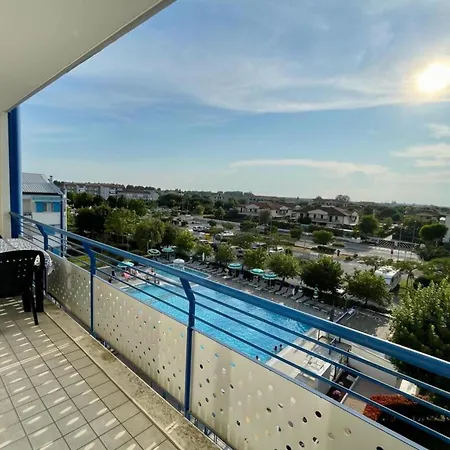 Lovely Flat Facing The Swimming Pool Апартаменты Каорле