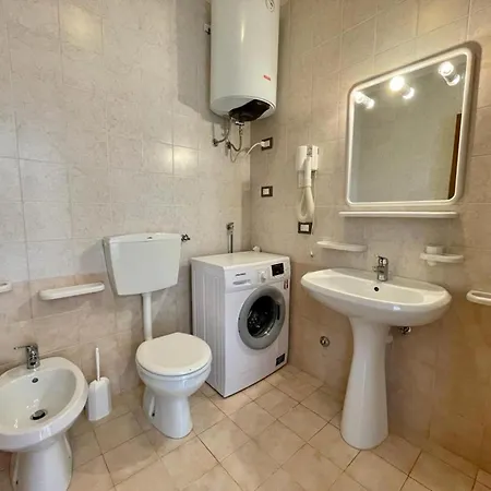 Lovely Flat Facing The Swimming Pool דירה *