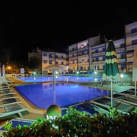 Lovely Flat Facing The Swimming Pool קאורלה