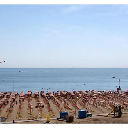 Lovely Flat Facing The Swimming Pool Каорле