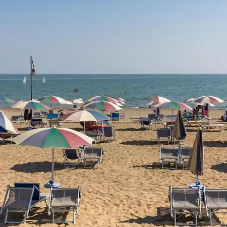 Lovely Flat Overlooking The Pool *