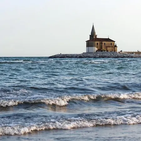 Lovely Flat Overlooking The Pool