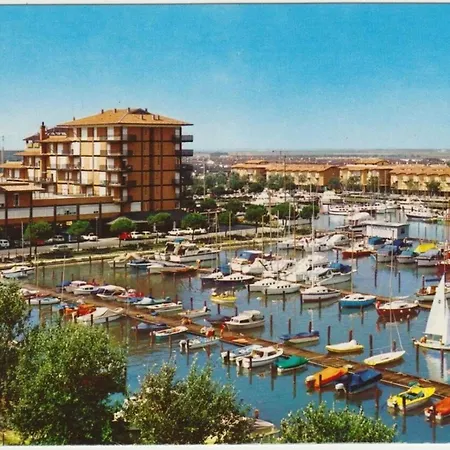 Lovely Flat Overlooking The Pool