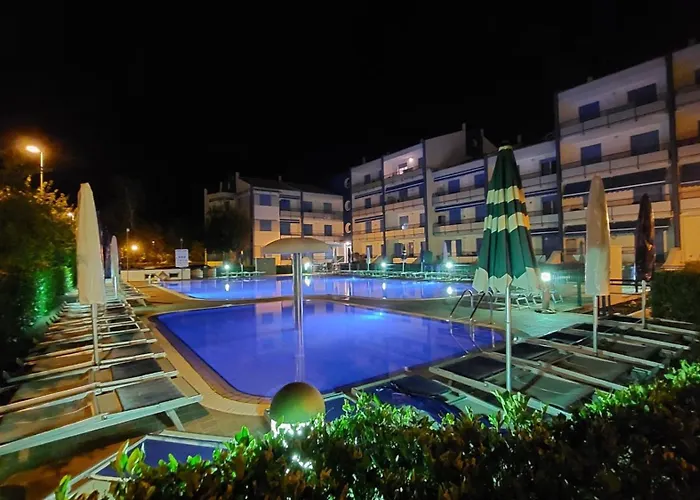Lovely Flat Overlooking The Pool Каорле